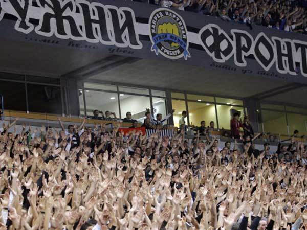 אוהדי פרטיזן בלגרד. ישברו את השיא?  (Photo by Srdjan Stevanovic/Getty Images)