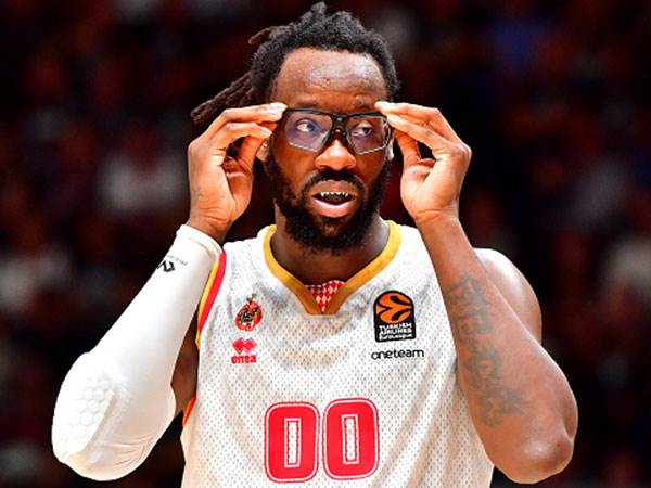 "נצטרך להרחיק אותו מהכדור". בראון (Luca Sgamellotti/Euroleague Basketball via Getty)