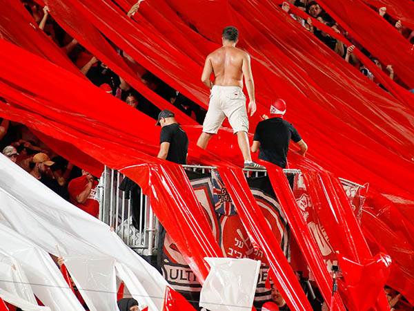 אוהדי הפועל ת"א. הקבוצה שלהם אורחת קבועה בבית הדין (אלן שיבר)