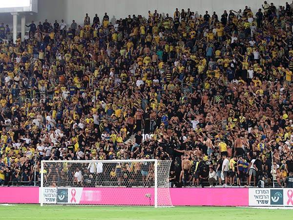 במועדון יערערו על ההחלטה. שערים 10-11 אמש בבלומפילד (צילום: אלן שיבר)