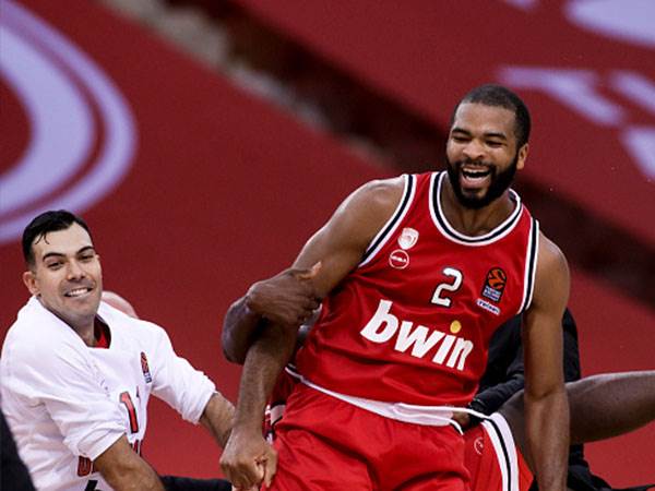 האריסון וסלוקאס חוגגים את הסל (getty)