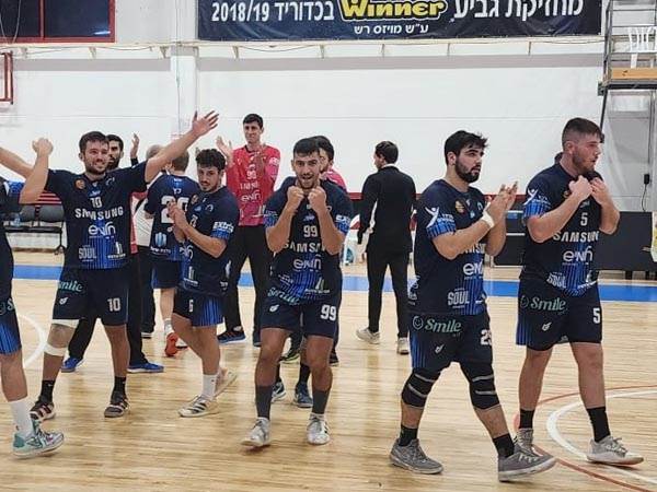 שחקני אס"א ת"א חוגגים בסיום (צילום: אלון נגל, אס"א תל אביב)