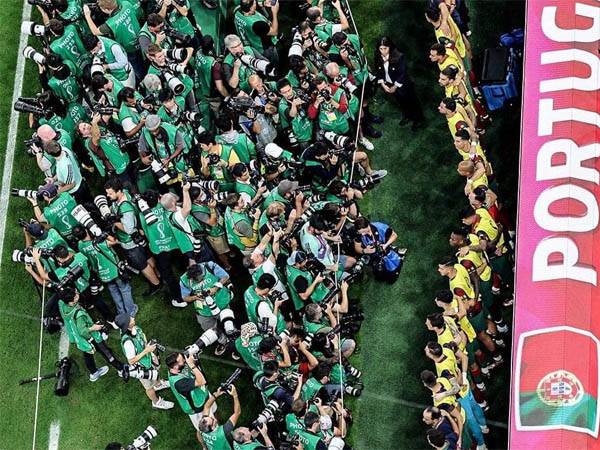 כל העיניים והעדשות על הקפטן המסופסל (Getty)