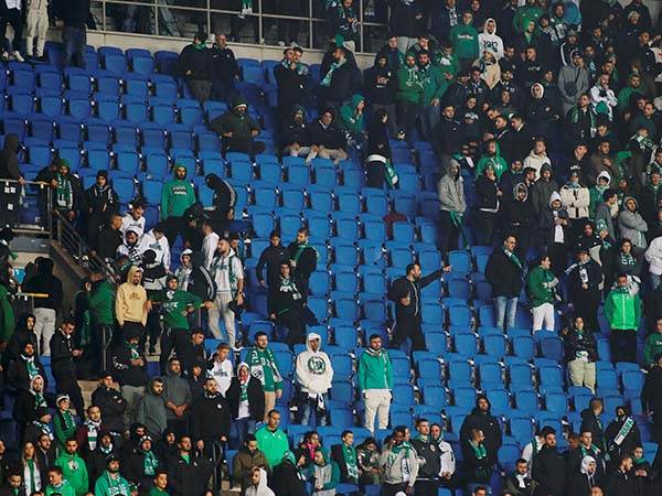 אוהדי חיפה עוזבים את היציע. למצולמים אין קשר לכתבה (צילום: אלן שיבר)