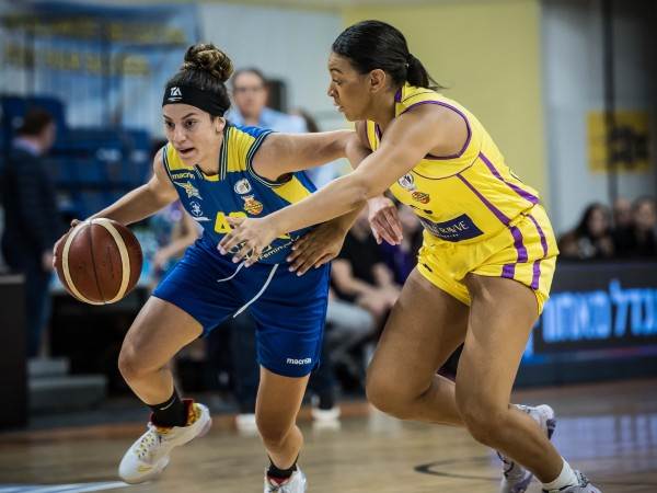 יערה יצחקי עם הכדור (קרדיט: עודד קרני, איגוד הכדורסל)