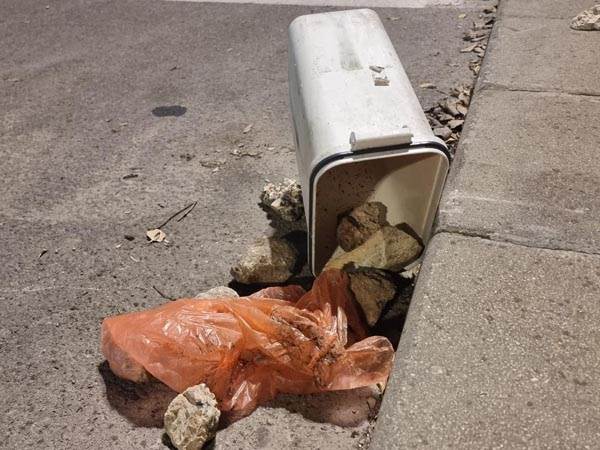 אבנים שנתפסו בכניסה למגרש (משטרת ישראל)