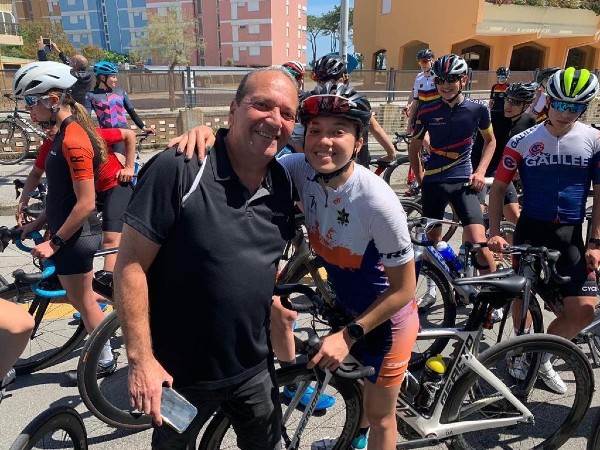 היה לצידה לאורך כל הדרך. הילה עם ניסיה, אביה (קרדיט צילום: תמיר בוגין)