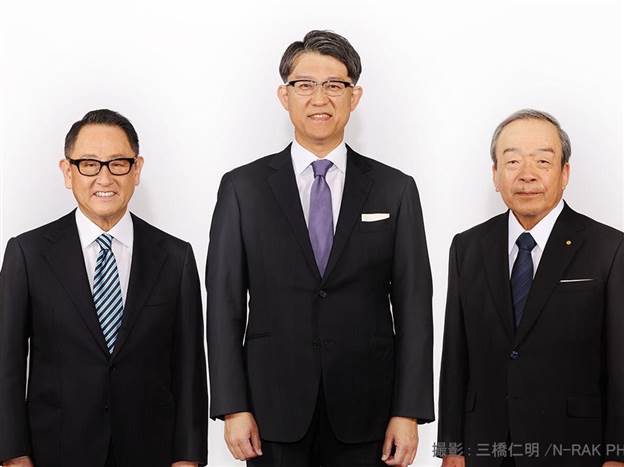 קוג'י סאטו במרכז ולימינו אקיו טויודה. משמאל היו"ר הפורש, טקאשי אוצ'יאמדה