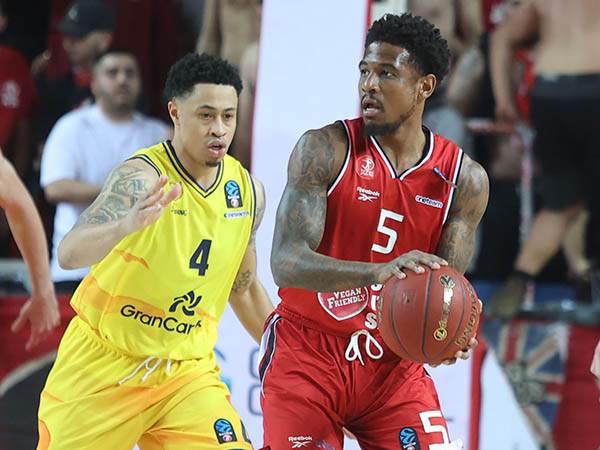 גם הוא נראה נהדר הערב. מנפורד (דני מרון)