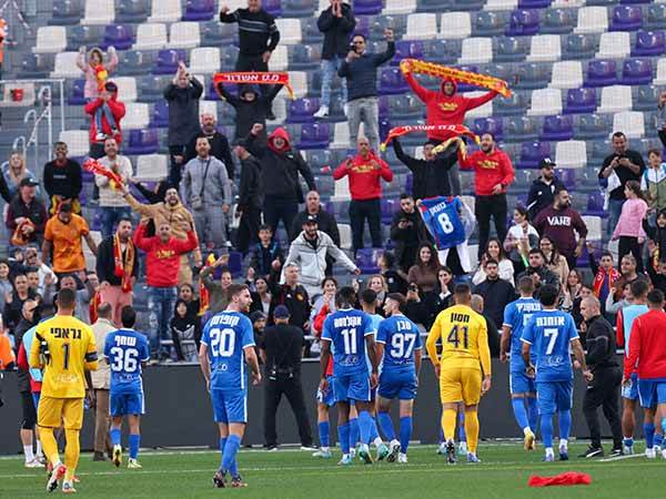 יעשו היסטוריה? שחקני ואוהדי אשדוד (צילום: דני מרון)