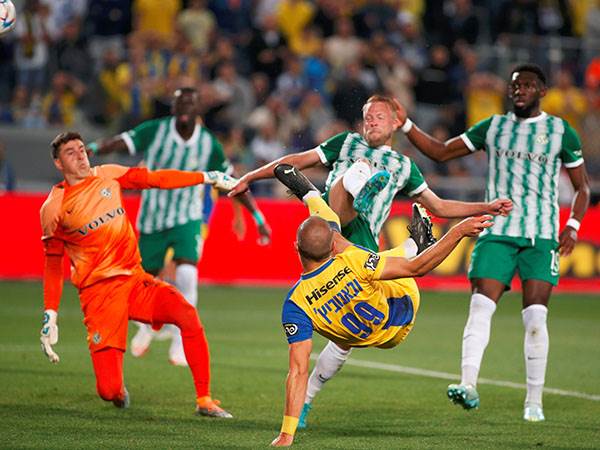 מחצית ראשונה שהיא המופע הקבוע בבלומפילד (אלן שיבר)