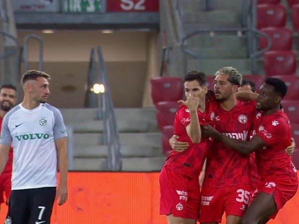 אצילי מתרחק מהאירוע, לופס מסמן לאנסה ובריירו לאחר מה שנאמר באוזן