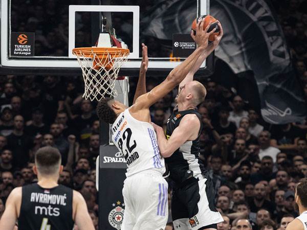 טבארס. שולט מתחת לסלים (Getty Images)