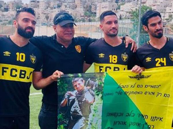 "חיבור מיוחד ומרגש". אלי אהרון עם שחקני בית"ר (אוסף פרטי)