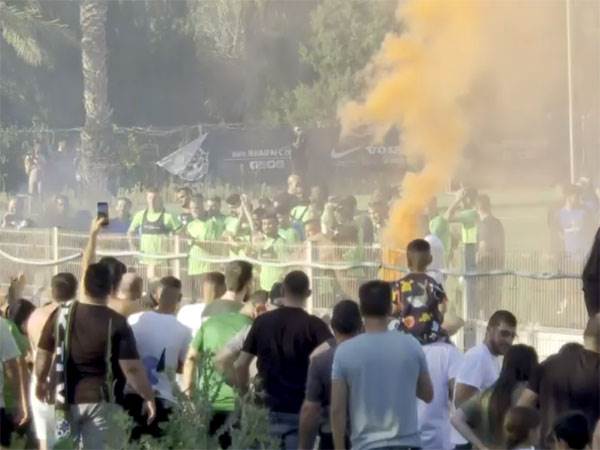 האוהדים הדליקו אבוקות