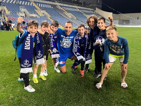 האוהדים חוגגים