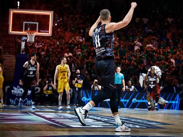 "המשיך לקבל את הגב" (FIBA)