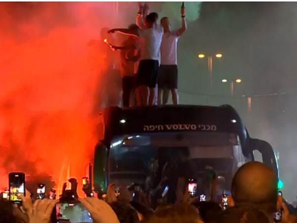 השחקנים חוגגים