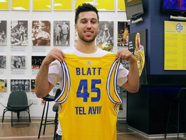 בלאט עם הגופייה החדשה שלו (האתר הרשמי של מכבי תל אביב)