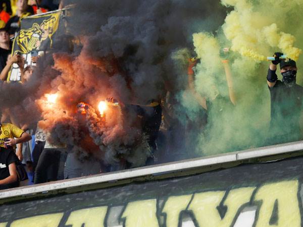 אוהדי מכבי נתניה מחכים לרכש (צילום: אלן שיבר)