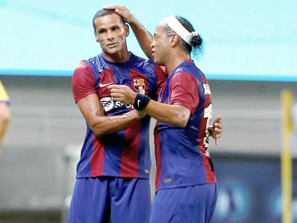 רונאלדיניו וריבאלדו בבלומפילד. צעירים לנצח (אלן שיבר)