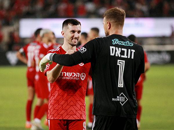 זובאס יחד עם אוז'בולט. הפועל ת"א רוצה לחייך (אלן שיבר)