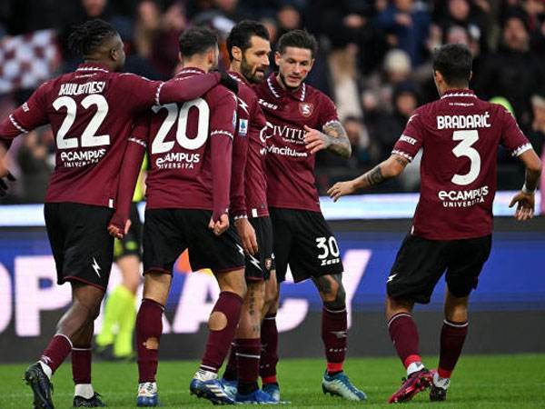 ניצחון בכורה לנועלת הטבלה (GETTY)