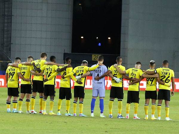 שחקני נתניה במהלך דקת הדומייה (אלן שיבר)