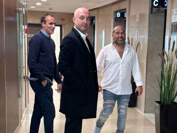 ברק אברמוב, כפיר אדרי ועו“ד רוני מוסזון מחוץ לדיון