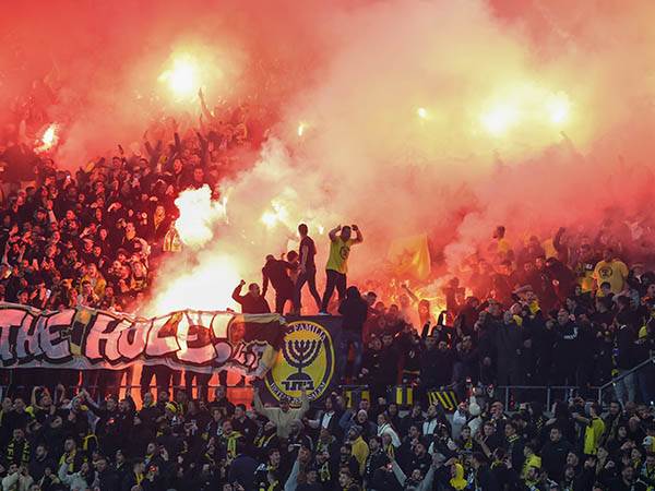 אבוקות ביציעי בית"ר (דני מרון)