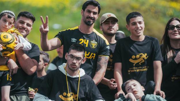 הקפטן אופיר קריאף עם ילדי "קו לחיים" (האתר הרשמי של בית"ר ירושלים)