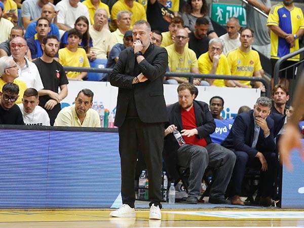 “רק נראה קרוב“. סטפנוס דדאס (אלן שיבר)