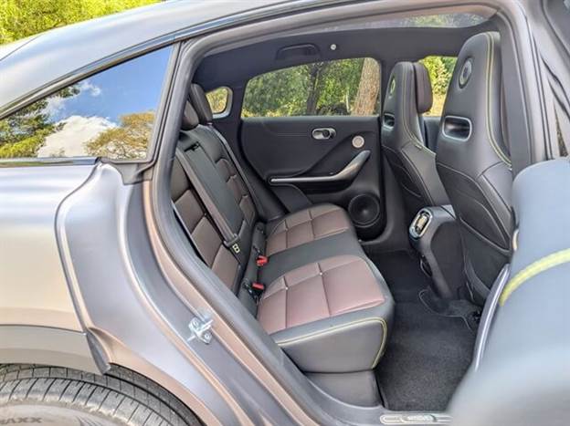 המרווח מאחור לא נפגע בגלל הגג המשתפל