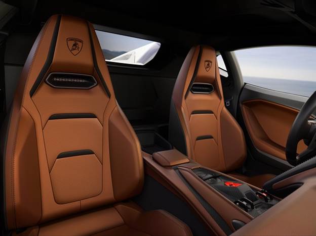 למבורגיני טוענת שגם אם אתם 2 מטר תוכלו לשבת פה עם קסדה