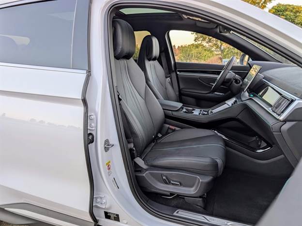 מושבים רחבים ונוחים, מחושמלים, מחוממים ומאווררים