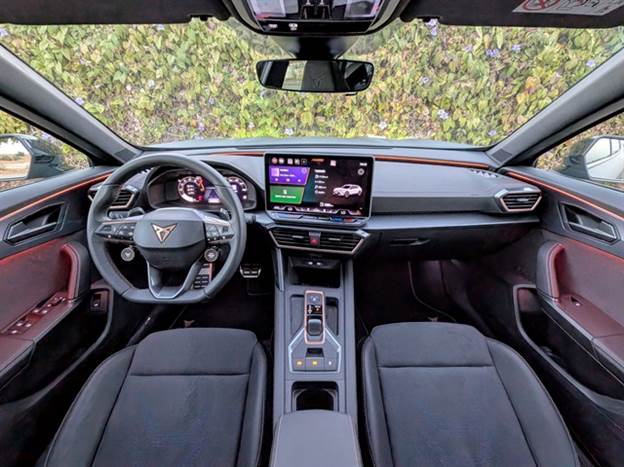 לעומת החוץ, תא הנוסעים נשאר נאמן למקור והתחדש במסך מגע גדול יותר