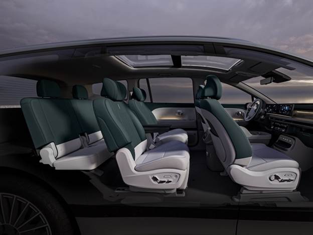 יש מקום לשבעה נוסעים