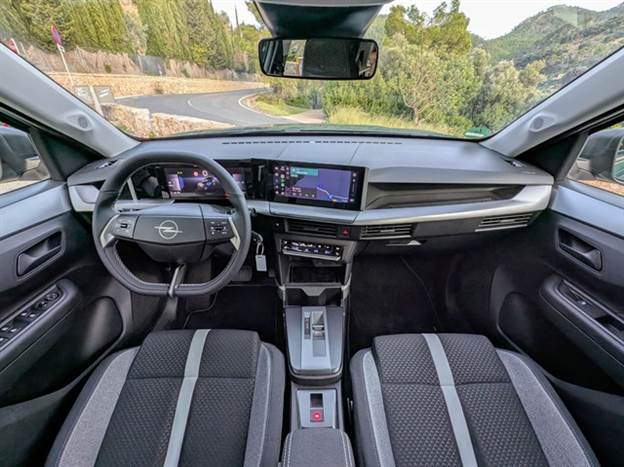 תא נוסעים ייחודי לעומת סיטרואן C3 איירקרוס התאומה