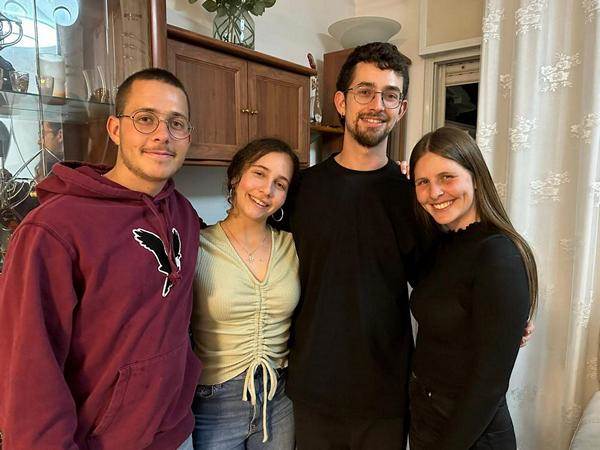 סמ"ר רון אפשטיין ז"ל עם אחיו | צילום: באדיבות המשפחה