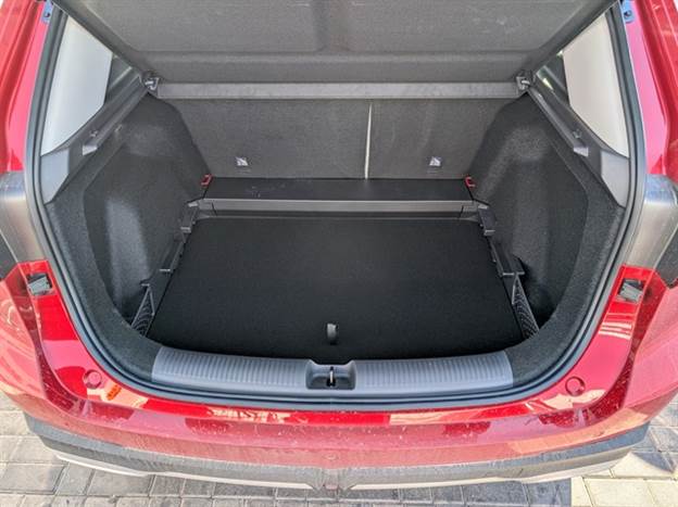 תא מטען גדול ושימושי ביחס לקטגוריה. אבל מתחת לרצפה אין גלגל ספייר