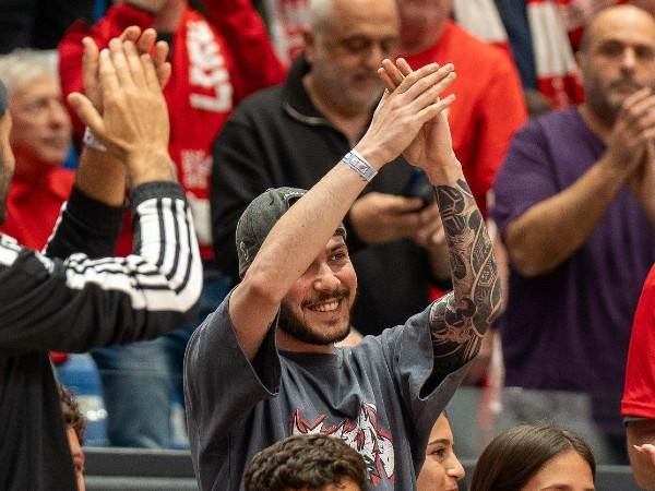 אלי-ה הכהן מקבל אהבה (באדיבות הפועל תל אביב)