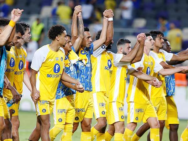 שחקני מכבי ת“א חוגגים ניצחון על ב“ש. כיצד ייראו התמונות בסיום הערב? (אלן שיבר)