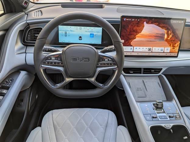 הנדסת אנוש טובה, ונופלת בתפעול בקרת האקלים מהמסך ופתחי מיזוג נמוכים במרכז