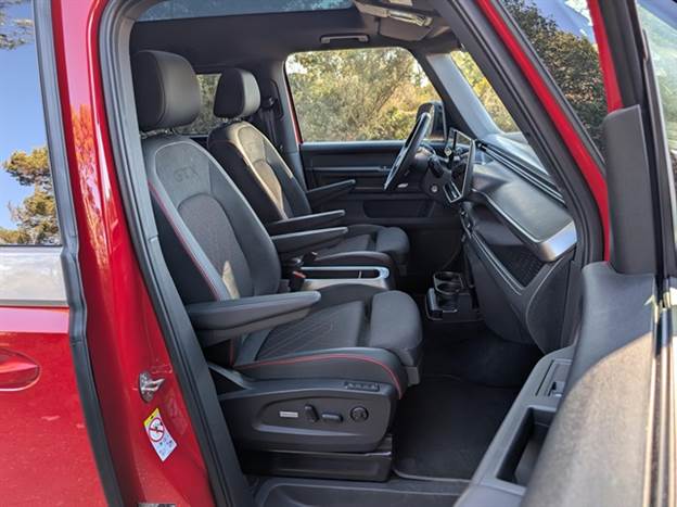 בגרסאות הנוסעים המושבים חשמליים, מחוממים ועם עיסוי. ויש גם שתי משענות יד לכל כיסא