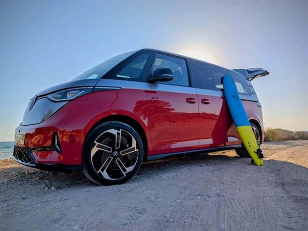 בכל זאת, מסחרית רטרו מקסימה שפורטת על נימי הנוסטלגיה