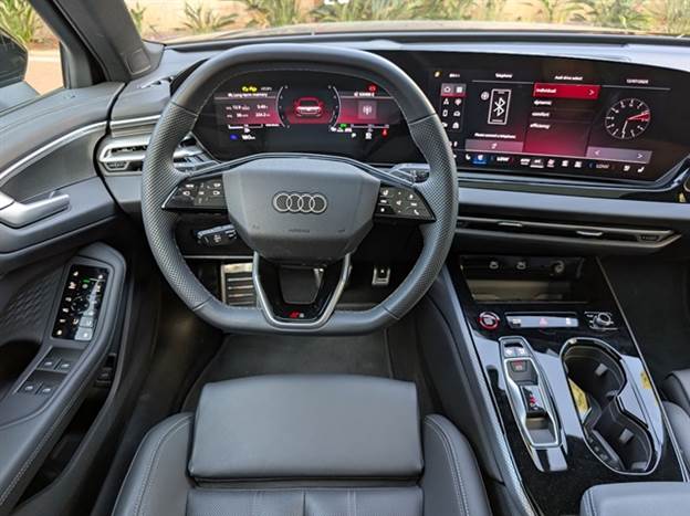 אין פה מנופי העברת הילוכים מאחורי ההגה, כאילו יש, אבל הם כפתורים וקטנים יחסית