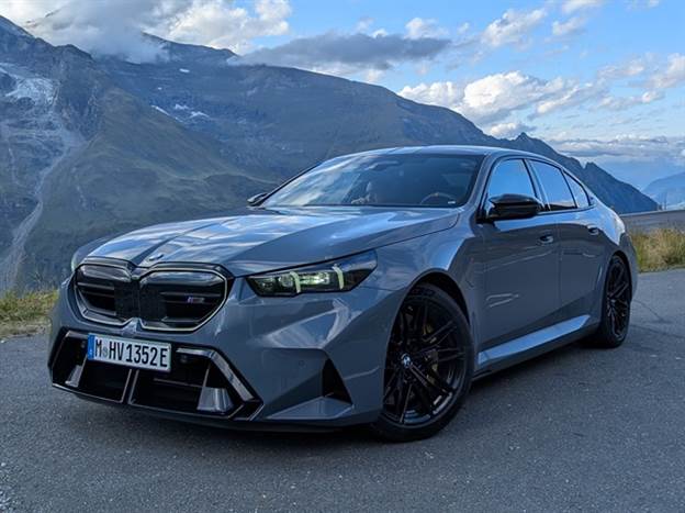 גג קרבון, כליות בולטות יותר, פגוש מוחצן וגימורים מושחרים הופכים אותה לאגרסיבית יותר