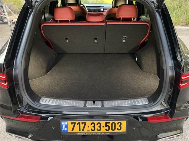 תא המטען שימושי, אך אין פה גלגל ספייר (ואנחנו לא ברכב חשמלי)