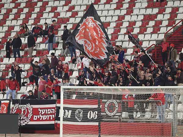 קצת פחות מ-1,700 אוהדים הגיעו הערב לדוחא (דני מרון)