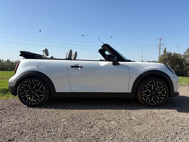 גג שנפתח בכ-20 שניות והופך אותה לעוד יותר מסובבת ראשים